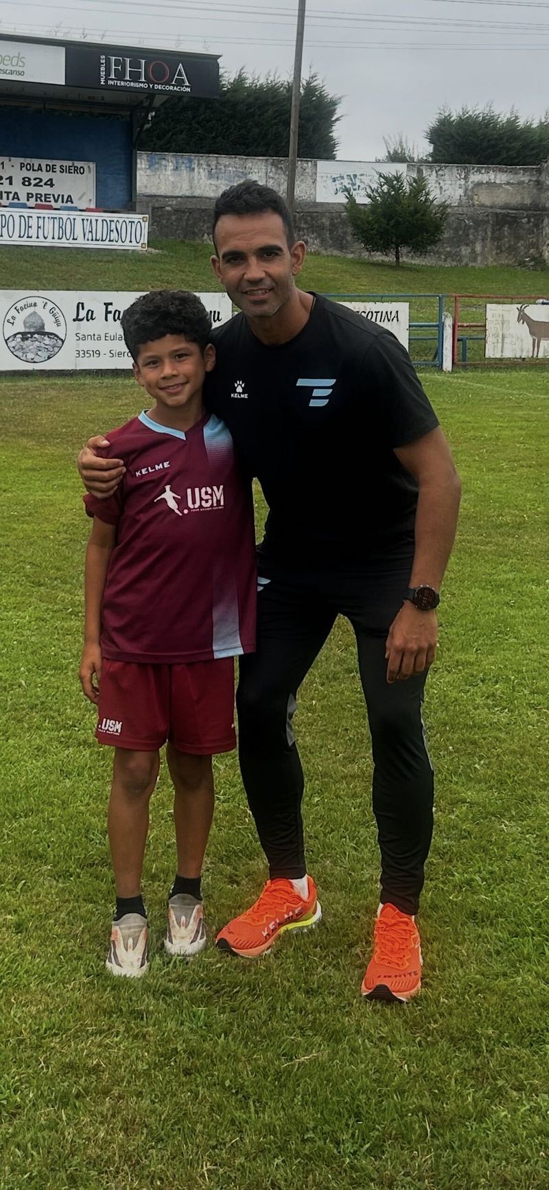 Coach David Chorro with a young Valdesoto player at training